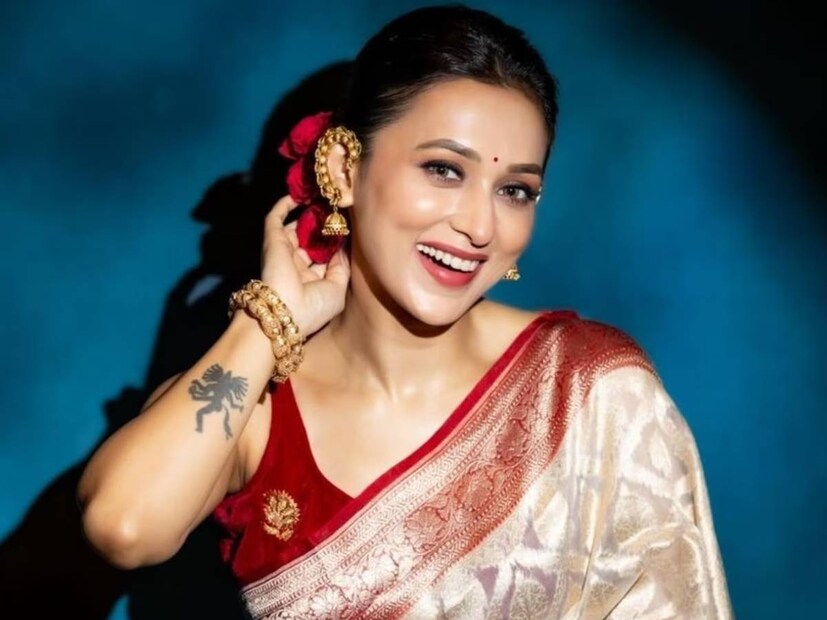 সেই একই তালিকায় রয়েছেন মিমি চক্রবর্তী। ছিপছিপে চেহারা রাখতে ডায়েট করতে হয় অভিনেত্রীকে। তবে ডার্ক চকোলেট পেলে নাকি নিমেষেই রাগ কমে তাঁর।