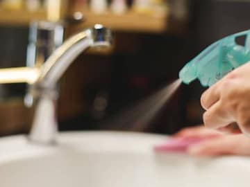 বেসিন হবে নতুনের মতো ঝকঝকে! কাজের লাগান রান্নাঘরের ৪ উপাদান, নেই খরচও