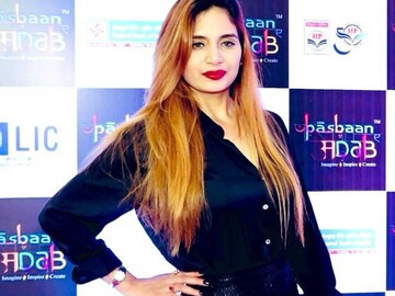 কয়েক মুহূর্তেই সব শেষ! রহস্যজনক অবস্থায় গায়িকার দেহ উদ্ধার, শিউরে ওঠা মৃত্যু কয়েক মুহূর্তেই সব শেষ! রহস্যজনক অবস্থায় গায়িকার দেহ উদ্ধার, শিউরে ওঠা মৃত্যু