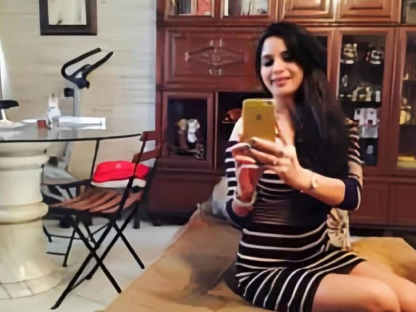 সীতাকুণ্ড এলাকার কোতোয়ালি নগরে মল্লিকার বাড়িতে ফ্যানের সঙ্গে তাঁর ঝুলন্ত মৃতদেহ পাওয়া যায় বলে খবর। মেয়ের মৃত্যুতে শোকস্তব্ধ পরিবারের সদস্যরা।