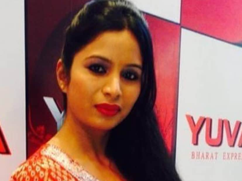 মল্লিকার মা সুমিতা সিং সংবাদমাধ্যমকে বলেন, &quot;দরজা বন্ধ ছিল। ঘরের লাইট জ্বলছিল। তিনবার এসে ঘুরে গিয়েছি। কিন্তু দরজা খুলতে পারিনি।&quot;