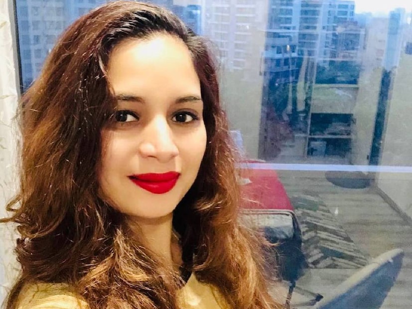 ঘরের মধ্যে গায়িকাকে ঝুলন্ত অবস্থায় আবিষ্কার করেন তাঁর মা। পুলিশ মনে করছে, নিডেকে শেষ করে দেওয়ার চরম পদক্ষেপ করেন গায়িকা। তবে ময়নাতদন্তের রিপোর্ট এলে পুরো বিষয়টি স্পষ্ট হবে।