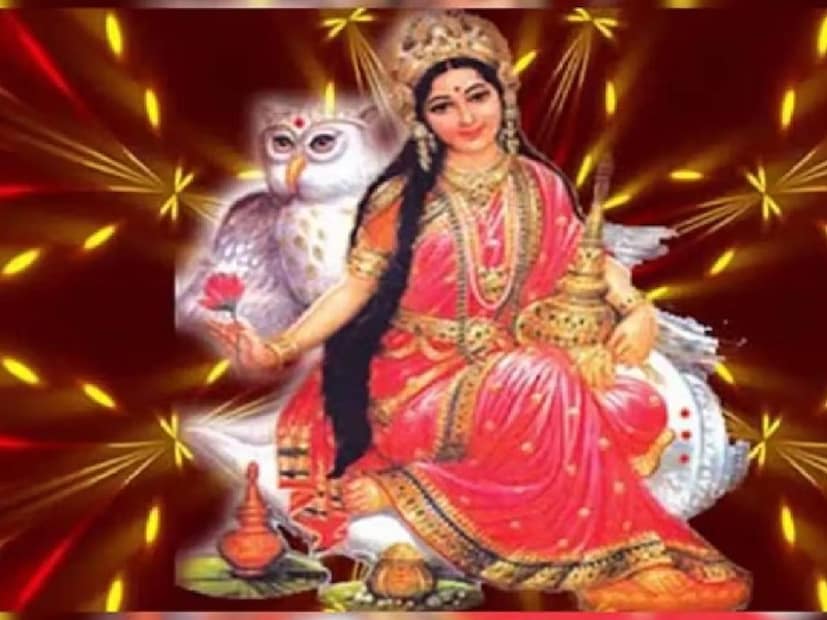 বাস্তুশাস্ত্রে যেমন কোথায় কোন বস্তু রাখা রয়েছে, তার উপরে সংসারের সার্বিক পরিবেশ অনেকখানিই নির্ভর করে, ঠিক তেমনই বাড়ির পরিবেশের উপরে আশপাশের গাছপালা, উদ্ভিদেরও গুরুত্ব অনেক৷ বাস্তুশাস্ত্র মতে, আর্থিক বাধা দূর করতে বাড়িতে কিছু নির্দিষ্ট ধরনের ফুলের গাছ লাগানো যেতে পারে। এতে দূর হয় আর্থিক সঙ্কট। আর সেই গাছ যদি লাল ফুলের হয়, তাহলে তো কথাই নেই৷ কিন্তু, জানতে হবে, বাড়ি বা ফ্ল্যাটের কোন দিকে রাখতে হবে সেই ফুল গাছ৷