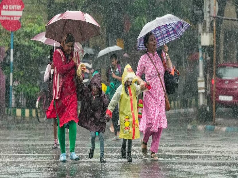শুক্রবার, ২৩, ফেব্রুয়ারিও দক্ষিণবঙ্গে বিক্ষিপ্ত ভাবে জারি থাকবে বৃষ্টি। সেদিন হালকা বৃষ্টি হতে পারে উত্তর ২৪ পরগনা, দক্ষিণ ২৪ পরগনা, পূর্ব মেদিনীপুর, পশ্চিম মেদিনীপুর, কলকাতায়। এছাড়া, সেদিন হাওড়া, হুগলি, হাওড়া, পুরুলিয়া, ঝাড়গ্রাম, বাঁকুড়া, পূর্ব বর্ধমান, পশ্চিম বর্ধমান, বীরভূম, মুর্শিদাবাদ এবং নদিয়ায় আবহাওয়া শুষ্ক থাকতে পারে।