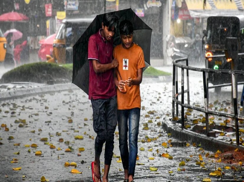 ভারতীয় মৌসম ভবনের তরফে জানানো হয়েছে, পূর্ব অসম ও সংলগ্ন অঞ্চলের উপর সেই ঘূর্ণাবর্ত অবস্থান করছে। সেই ঘূর্ণাবর্তের জেরে আগামী পাঁচ-ছ'দিনে অরুণাচল প্রদেশে বিক্ষিপ্তভাবে হালকা থেকে মাঝারি বৃষ্টি বা তুষারপাত হতে পারে। বুধবার অসম, মেঘালয়, নাগাল্যান্ড, মণিপুর, মিজোরাম এবং ত্রিপুরায় হালকা বা মাঝারি বৃষ্টিপাত হবে। তবে এই ঘূর্ণাবর্তের কী প্রভাব পড়তে চলেছে পশ্চিমবঙ্গে?