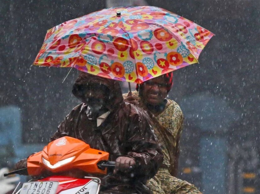 তবে, এখানেই শেষ নয়, বৃহস্পতিবার, ২২ ফেব্রুয়ারিও উত্তর ২৪ পরগনা, দক্ষিণ ২৪ পরগনা, পূর্ব মেদিনীপুর, হাওড়া, কলকাতা, হুগলি, পুরুলিয়া, ঝাড়গ্রাম, পশ্চিম মেদিনীপুর, বাঁকুড়া, পূর্ব বর্ধমান, পশ্চিম বর্ধমান, বীরভূম, মুর্শিদাবাদ এবং নদিয়ায় বজ্রবিদ্যুৎ সহ হালকা বৃষ্টি হতে পারে। 