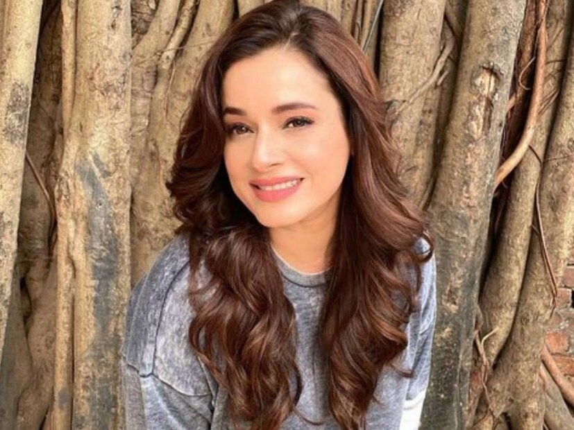 নীলমকে খুবই পছন্দ করতেন গোবিন্দা। তিনি নাকি অভিনেত্রীকে বিয়ে করতে চেয়েছিলেন। কিন্তু তারপরই তাঁর জীবনে আসেন সুনিতা। নীলমের প্রথম বিয়েও ভেঙে যায়। দীর্ঘদিন ডেট করার পর অভিনেতা সমীর সোনিকে বিয়ে করেন অভিনেত্রী।