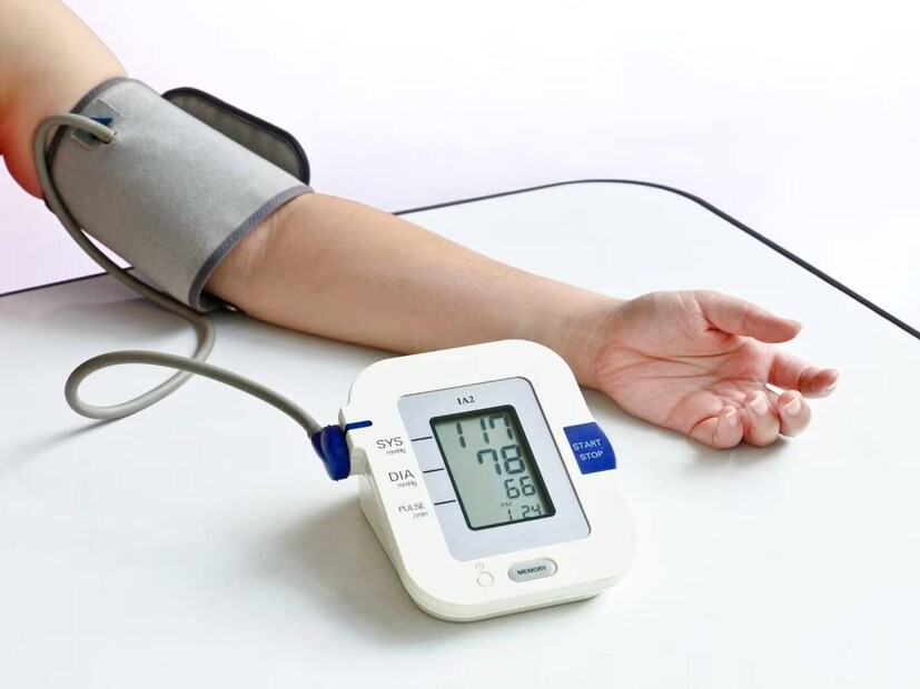 আমাদের বর্তমানে যেমন জীবনযাত্রা, কাজের ভয়ঙ্কর চাপ, লঙ ওয়ার্কিং আওয়ার্স, খাদ্যাভ্যাস আমাদের জীবনে অত্যন্ত খারাপ প্রভাব ফেলে৷ তাই শুধুমাত্র প্রবীণেরাই নন, তরুণ-তরুণীরাও উচ্চ রক্তচাপের সমস্যায় আক্রান্ত হন৷ কম বয়সিদের মধ্যে নিয়মিত রক্তচাপ মনিটর করার অভ্যাস বা প্রবণতাও থাকে না৷ আমাদের বর্তমানে যেমন জীবনযাত্রা, কাজের ভয়ঙ্কর চাপ, লঙ ওয়ার্কিং আওয়ার্স, খাদ্যাভ্যাস আমাদের জীবনে অত্যন্ত খারাপ প্রভাব ফেলে৷ তাই শুধুমাত্র প্রবীণেরাই নন, তরুণ-তরুণীরাও উচ্চ রক্তচাপের সমস্যায় আক্রান্ত হন৷ কম বয়সিদের মধ্যে নিয়মিত রক্তচাপ মনিটর করার অভ্যাস বা প্রবণতাও থাকে না৷