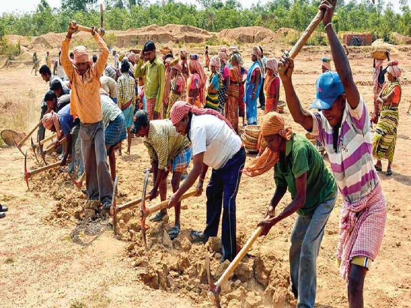 বকেয়া পাওনা নিয়ে দিল্লিতে ধর্নাও দিয়েছেন অভিষেক৷ এদিকে কিছুদিন আগেই সেই একই দাবি সামনে রেখে রেড রোডে ধর্না দেন মমতা বন্দ্যোপাধ্যায়৷ রেড রোড থেকেই তিনি ঘোষণা করেন, কেন্দ্রীয় সরকারের মুখাপেক্ষী না হয়ে থেকে এবার রাজ্যের তরফেই ১০০ দিনের কাজের কর্মীদের দেওয়া হবে বকেয়া টাকা৷ সেই মতো ২১ ফেব্রুয়ারি দিনও ঘোষণা করেন মমতা৷