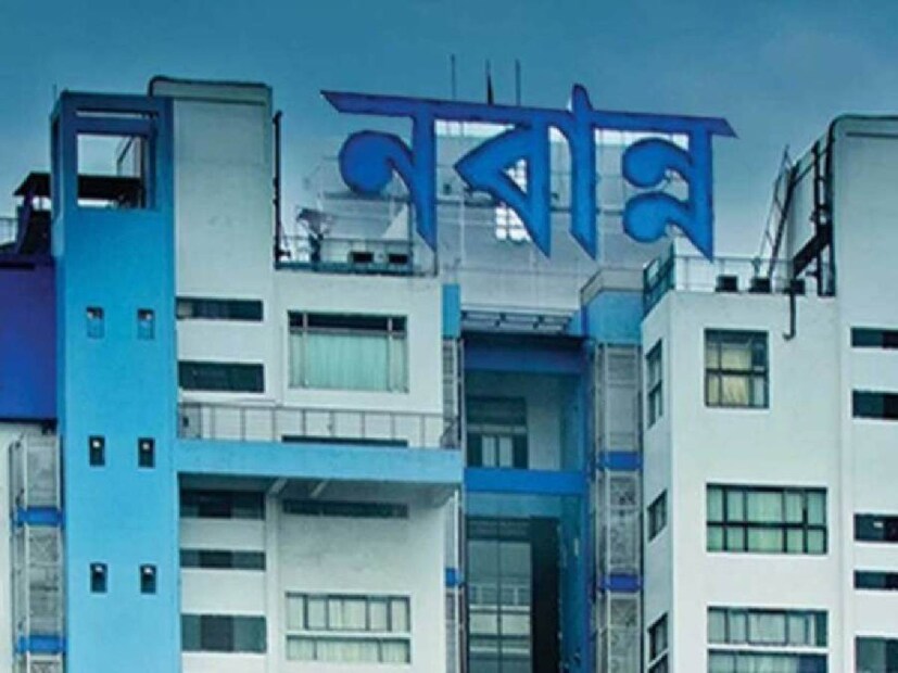 শ্রমিকদের ১০০ দিনের কাজের টাকা দেওয়া নিয়ে যথেষ্ট সতর্ককা অবলম্বন করছে নবান্ন। বিভিন্ন জেলার জেলাশাসকদের কাছে নির্দেশ গিয়েছে, ‘‘শ্রমিকদের ব্যাঙ্ক অ্যাকাউন্টের তথ্য নির্ভুল হলে তবেই দেওয়া হবে টাকা। একাধিক শ্রমিকদের তথ্যের নানান রকম সমস্যা রয়েছে। সেগুলি ইতিমধ্যেই চিহ্নিত করা হয়েছে। প্রয়োজনে আবার ভেরিফিকেশন করুন। আজ থেকেই টাকা ছাড়ার প্রক্রিয়া শুরু করতে হবে। চালু করতে হবে কন্ট্রোল রুমও।’’