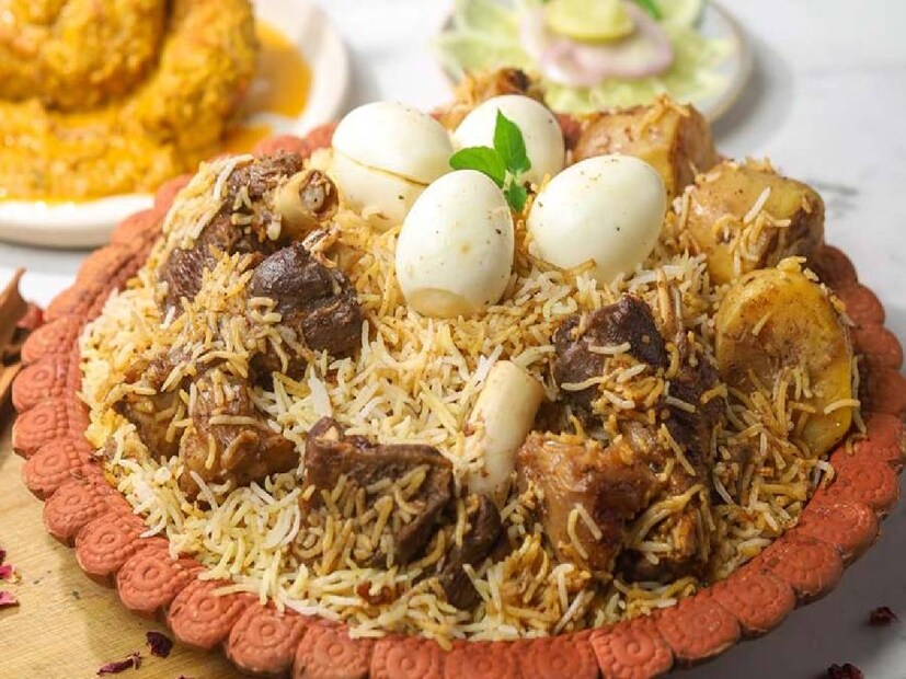 তাছাড়া, বিশেষজ্ঞেরা বলছেন, সোডাযুক্ত পানীয় ফ্যাটি লিভারের ঝুঁকি বাড়িয়ে দেয়। এই ধরনের পানীয়তে প্রচুর পরিমাণে চিনি থাকে। চিনি শরীরকে ভারী করে দেয়। এখান থেকেই বাড়ে ফ্যাটি লিভারের ঝুঁকি। অতিরিক্ত চিনি আর বিভিন্ন ধরনের প্রিজারভেটিভ দিয়ে তৈরি হয় পানীয়গুলো। ক্যালোরির পরিমাণও বেশি থাকে। দিনের পর দিন কোল্ড ড্রিংক্স খেতে থাকলে ওজন বাড়তে বাধ্য। 