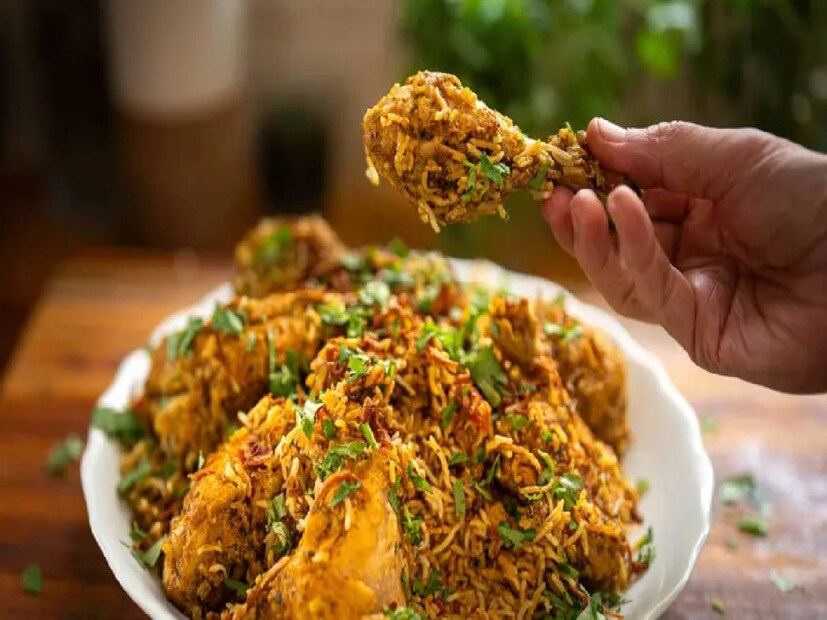 পুষ্টিবিদেরা আরও জানাচ্ছেন, এই ধরনের পানীয়গুলো হজমজনিত সমস্যাও ডেকে আনে। এমনকি রক্তচাপ বেড়ে যাওয়া, টাইপ-২ ডায়াবেটিসের ঝুঁকি বৃদ্ধি পাওয়া এবং ওবেসিটিতে আক্রান্ত হওয়ার মতো সমস্যা দেখা দেয় এতে। এছাড়াও দাঁতের ক্ষয় বাড়িয়ে তোলে এই ধরনের পানীয়গুলো।