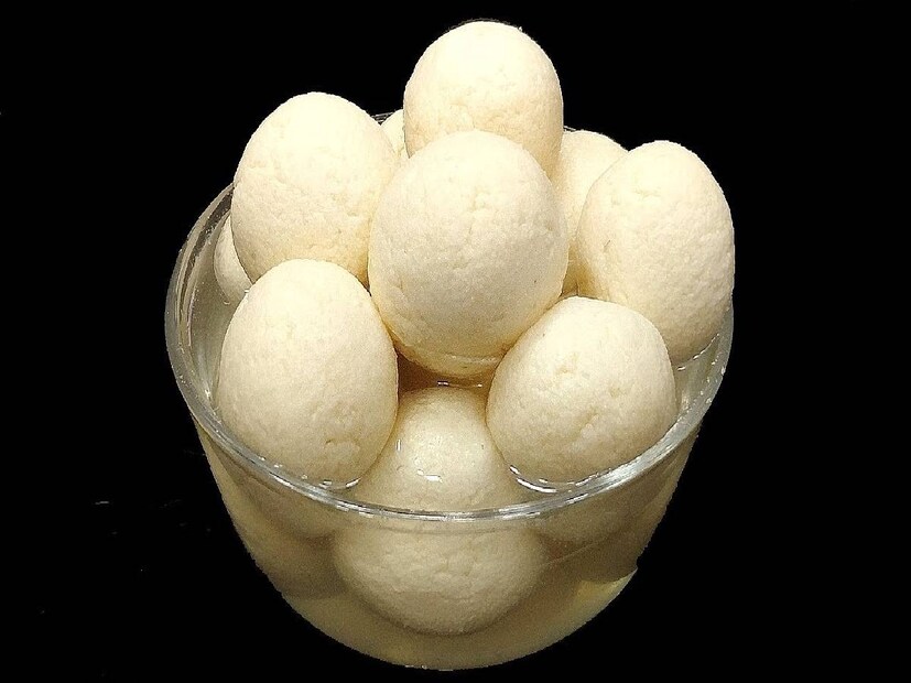 কিন্তু, এসব তো গেল ইতিহাসের কচকচানি৷ এই প্রতিবেদনে আমাদের প্রশ্ন, রসগোল্লা তো ভীষণমাত্রায় একটা বাঙালি শব্দ৷ কিন্তু, জানেন কি, এই রসগোল্লাকে ইংরেজিতে কী বলে? কিন্তু ইংরেজি অভিধানে এই মিষ্টির একটা আলাদা নাম উল্লেখ করা রয়েছে কিন্তু!