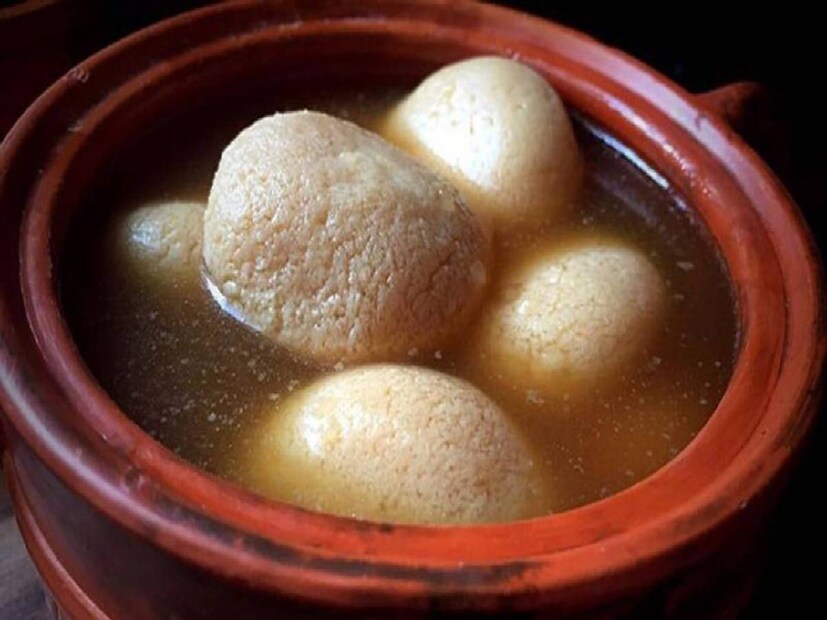 ইতিহাসের এক দাবি অনুসারে, ভারতের পশ্চিমবঙ্গে প্রথম রসগোল্লা প্রস্তুত করা হয়েছিল। পশ্চিমবঙ্গের নদিয়া জেলার ফুলিয়ার হারাধন ময়রা আদি রসগোল্লার সৃষ্টিকর্তা ছিলেন। তবে, কলকাতার নবীনচন্দ্র দাস আধুনিক স্পঞ্জ রসোগোল্লার আবিষ্কর্তা। শোনা যায়, ১৮৬৪ সালে চিৎপুরে মিষ্টির দোকান করেন বিখ্যাত ময়রা নবীনচন্দ্র দাস। চার বছরের চেষ্টার পর ১৮৬৮ সালে বিশ্বের প্রথম তুলতুলে স্পঞ্জ রসগোল্লা তৈরি করেন তিনি।