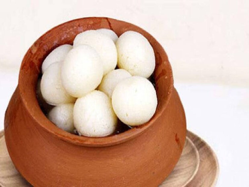 বাঙালির প্রিয় মিষ্টির তালিকায় অনেক কিছুরই নাম রয়েছে বোধহয়৷ মিষ্টি দই, জলভরা তালশাঁস সন্দেশ, রাবড়ি, ক্ষীরকদম, মোয়া..এমন আরও কত কী! কিন্তু, বাঙালির মিষ্টির সাম্রাজ্যে শীর্ষস্থানে রয়েছে অবশ্যই রসগোল্লা৷