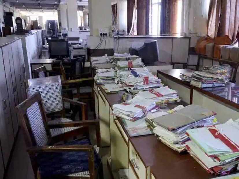 ক্যালেন্ডার অনুযায়ী, ছুটি শুরু হচ্ছে ২৩ মার্চ৷ সেদিন শনিবার৷ তার পরের দিন রবিবার, ২৪ মার্চ৷ ২৫ মার্চ, সোমবার দোল৷ 