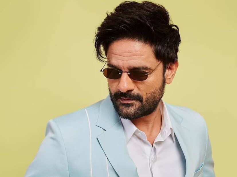 জয়দীপ আহলাওয়াত। বলিউডের এই অভিনেতাকে চেনেন না, এমন দর্শক খুঁজলেও পাওয়া যাবে না। বড় পর্দা তো বটেই, ওটিটিতেও দাপিয়ে কাজ করছেন অভিনেতা।