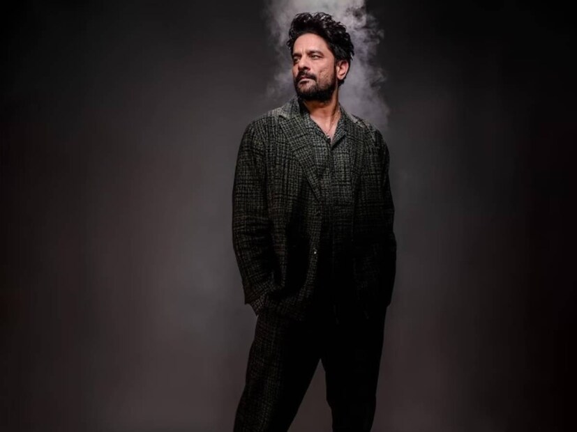 'পাতাল লোক' তাঁর জীবনের অভিমুখ ঘুরিয়ে দেয়। দর্শকদের মধ্যে তিনি দিল্লি পুলিশ অফিসার 'হাতিরাম চৌধুরী' নামে বিখ্যাত। জয়দীপ বলিউডের অনেক ছবিতে কাজ করেছেন তবে সেই ওয়েব সিরিজটি তাঁর কেরিয়ার ঘুরিয়ে দেয়। 'পাতাল লোক'-এ হাতিরাম চরিত্রে অভিনয় করে দর্শকদের মন জয় করেছেন জয়দীপ। তার পরেই তাঁর ভাগ্যের দরজা খোলে।