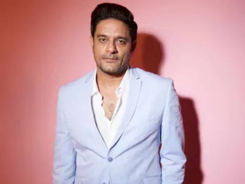 অক্ষয় কুমারের খাট্টা-মিঠা এবং রণবীরের রকস্টারেও ছোট চরিত্রে অভিনয় করেছেন জয়দীপ । এর পর ২০১২ সালে মুক্তিপ্রাপ্ত অনুরাগ কাশ্যপের চলচ্চিত্র 'গ্যাংস অফ ওয়াসিপুর'-এ শাহিদ খানের চরিত্রে অভিনয় করেন তিনি। তাঁর কাজ দর্শকদের নজর কাড়লেও তা থেকে বিশেষ সাফল্য পাননি জয়দীপ।