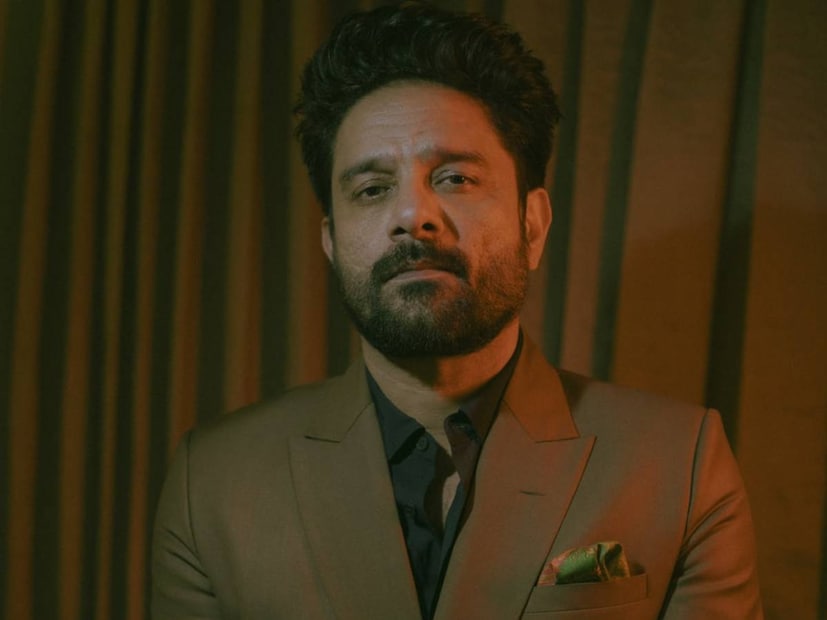 সূত্রের খবর, জয়দীপ 'পাতাল লোক'-এর প্রথম সিজনের জন্য ৪০লক্ষ টাকা পেয়েছিলেন। দ্বিতীয় সিজনের জন্য তাঁর বেতন ৫০গুণ বৃদ্ধি করা হয়েছিল। পাতাল লোক ২-এর জন্য তিনি ২০কোটি পেয়েছেন। ছবি হোক বা ওয়েব সিরিজ, জয়দীপের পারিশ্রমিক এখন কোটি টাকা। 