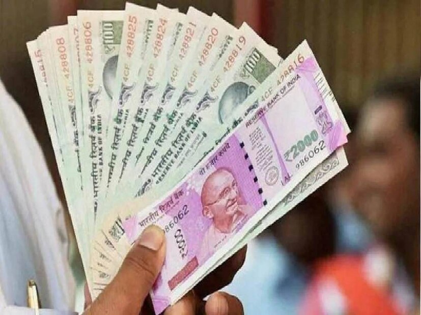 সাধারণত, এই যোজনার টাকা তিনটি কিস্তিতে কৃষকদের অ্যাকাউন্টে সরাসরি ট্রান্সফার করা হয় ৷ এপ্রিল-জুলাই, অগাস্ট-নভেম্বর ও ডিসেম্বর-মার্চে কৃষকদের ব্যাঙ্ক অ্যাকাউন্টে টাকা পাঠানো হয় ৷