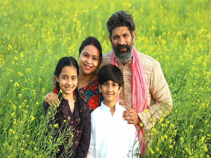 যোজনায় প্রতি কিস্তিতে কৃষকেরা ২০০০ টাকা পাবেন ৷ তবে যোজনার সুবিধা পাওয়ার জন্য eKYC করা বাধ্যতামূলক ৷ পিএম কিষান পোর্টালের মাধ্যমে বা নিকটবর্তী CSC সেন্টারে গিয়ে ইকেওয়াইসি করাতে পারবেন ৷ এবারের কিস্তির ২০০০ টাকাও ২৮ ফেব্রুয়ারি থেকে দিতে শুরু করবে কেন্দ্রীয় সরকার৷ 