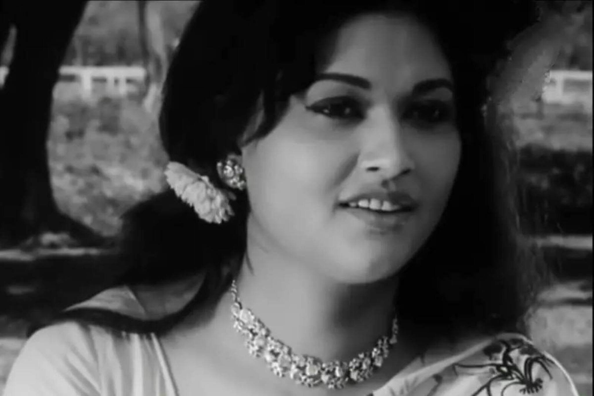 মধ্যগগনেই অন্তরালে, অঞ্জনার অভিনয় ও হাসিতে মিষ্টি হয়ে উঠত যে কোনও আটপৌরে সকাল