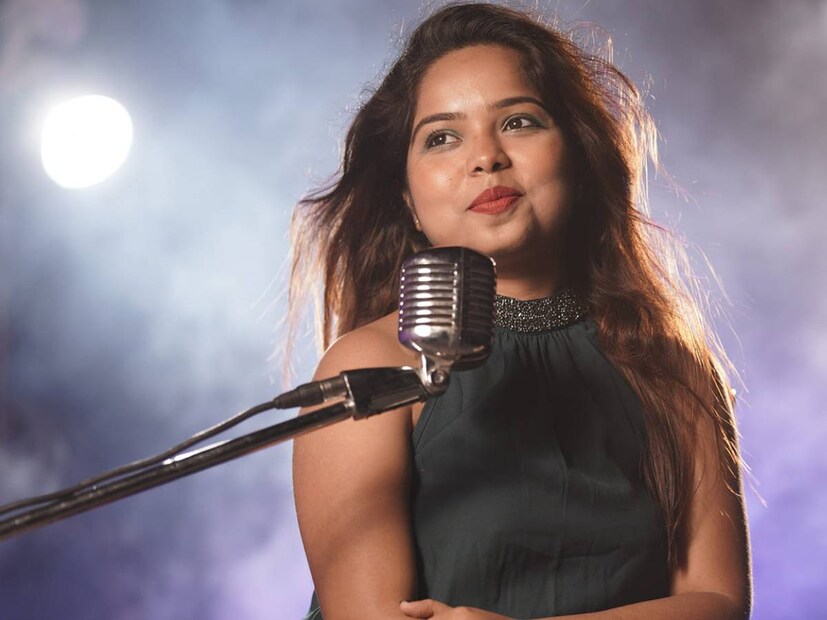 ‘সারেগামাপা’ খ্যাত গায়কের বিরুদ্ধে গুরুতর অভিযোগ। শ্রেয়সী চট্টোপাধ্যায় নামে এক উঠতি গায়িকা ফেসবুকে পোস্ট করে সাড়া ফেলে দিয়েছেন কলকাতার সঙ্গীত জগতে। ‘ব্যবহার’ করে বিয়ে ভেঙে দেওয়ার মতো বিস্ফোরক অভিযোগ গায়িকার।