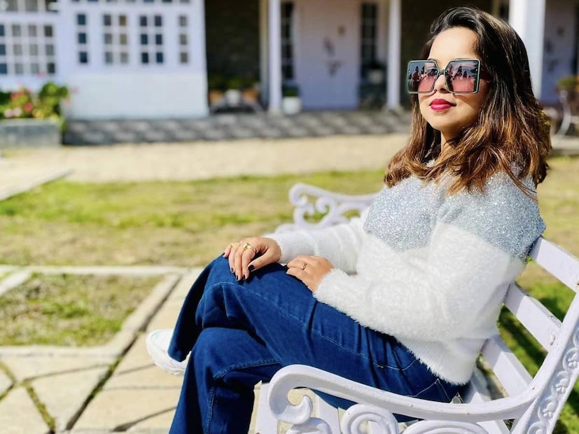 গায়িকা লিখলেন, ‘আমি বুঝতেই পারিনি যে এই বেড়ানোটাই আমার জীবনে কাল হয়ে দাঁড়াবে। ফিরে এসে ওর মনে হয় আমি ওর জন্য আদর্শ নই, আমরা একসঙ্গে ভবিষ্যতে ভাল থাকতে পারব না। আমরা আগেও ঘুরতে গিয়েছি, কিন্তু তখন ওর কিছুই মনে হয়নি।’