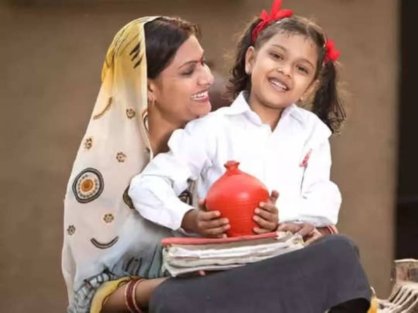 ভারতীয় মহিলারা সঞ্চয়ের পক্ষপাতী এবং তাঁরা বিভিন্ন ধরনের সঞ্চয় পদ্ধতি খুঁজতে থাকেন। কিন্তু, শুধু সঞ্চয় করলেই হবে না, সেই টাকা এমন জায়গায় বিনিয়োগ করতে হবে, যেখানে বিনিয়োগ করলে মোটা টাকা রিটার্ন পাওয়া যায় সুরক্ষিত ভাবে। 