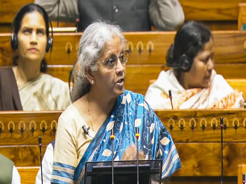 *এ বারে তিনি পরেছেন নীল শাড়ি। ভারতীয় ধর্মীয় শাস্ত্রে, নীল রঙকে শক্তি, পুরুষত্ব এবং সাহসিকতার প্রতীক হিসাবে বিবেচনা করা হয়। এটি একটি আধ্যাত্মিক রঙ হিসাবেও বিবেচিত হয়। ইতিবাচকতা এবং আত্মবিশ্বাসের সাথে কর্তৃত্বের প্রতীক হিসাবেও বিবেচিত হয়। 