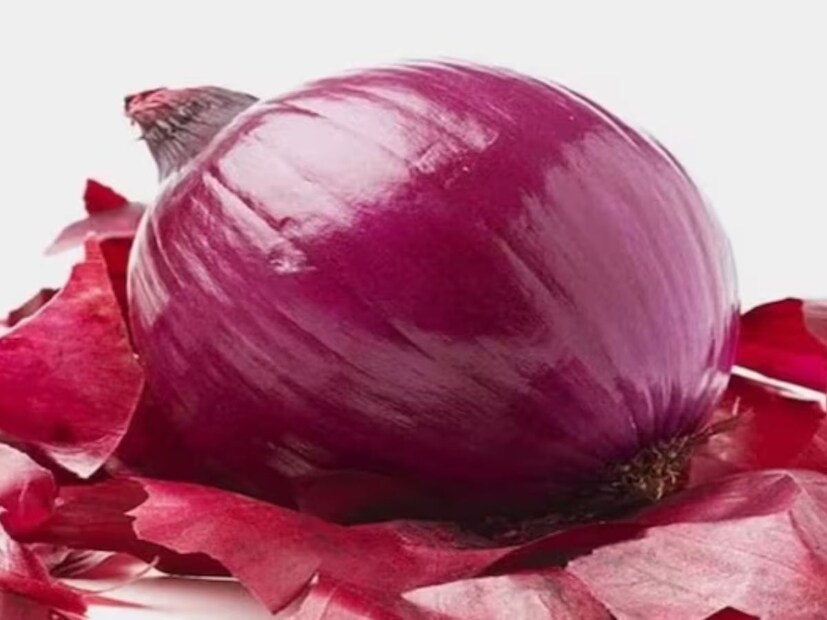 চুল পড়া এবং চুলের ঘনত্ব কমে যাওয়ার  সমস‍্যায় এই মুহূর্তে ভুগছেন আম জনতার একাংশ। এক্ষেত্রে চুল ভাল করার কাজে আসতে পারে পেঁয়াজের খোসা। তবে লাগাতে হবে সঠিক নিয়ম মেনে। 