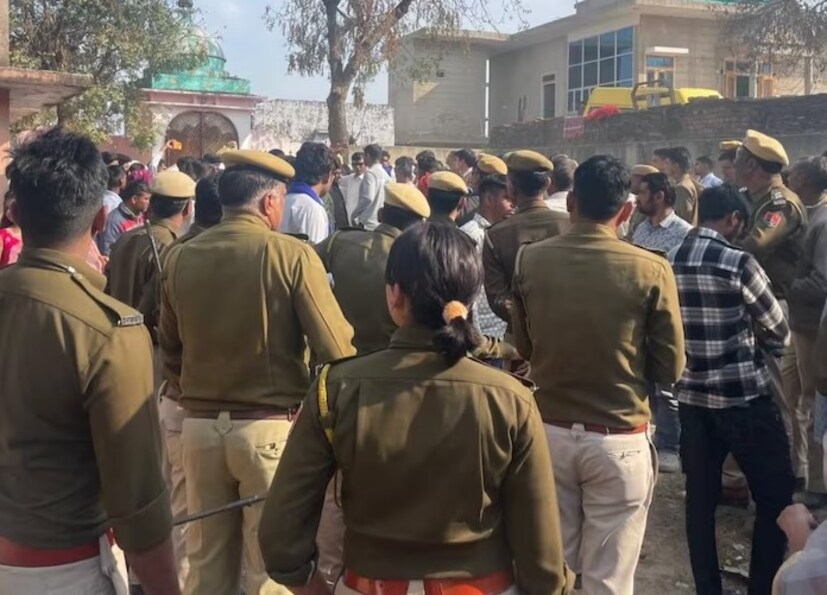 আর রাহুল যখন গ্রাম থেকে বেরোচ্ছিলেন, তখন সেখানে উপস্থিত ছিলেন খোদ মুণ্ডাওয়ার থানার ইনচার্জ, কোটকাসিম থানার ইনচার্জ এবং তাতারপুর থানার ইনচার্জ। জোরদার করা হয়েছিল নিরাপত্তা ব্যবস্থাও। গ্রাম থেকে বেরোনোর সময় এলাকাটিকে মুড়ে ফেলা হয়েছিল কড়া নিরাপত্তার চাদরে। গ্রামে কী কী চলছে, সেদিকেও নজর রাখা হচ্ছিল! আর বিশাল পুলিশ বাহিনী দেখে তাজ্জব বনে গিয়েছিলেন গ্রামবাসীরাও।