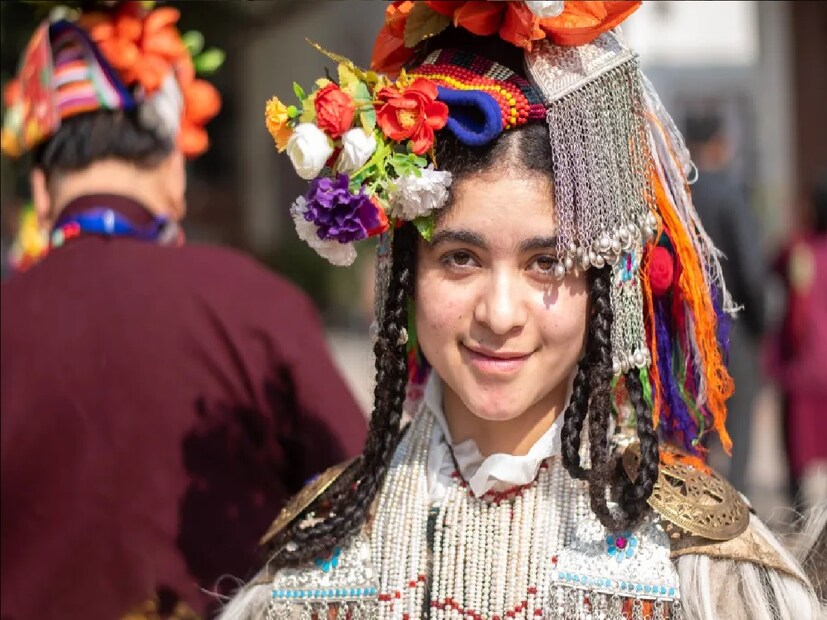 *এখানকার মানুষের পোশাকও অনেকটাই আলাদা। নারী-পুরুষ উভয়েই রঙিন এবং আলাদা রকমের পোশাক পরেন। তাঁদের পোশাকেও রয়েছে বিশেষত্ব। সংগৃহীত ছবি।