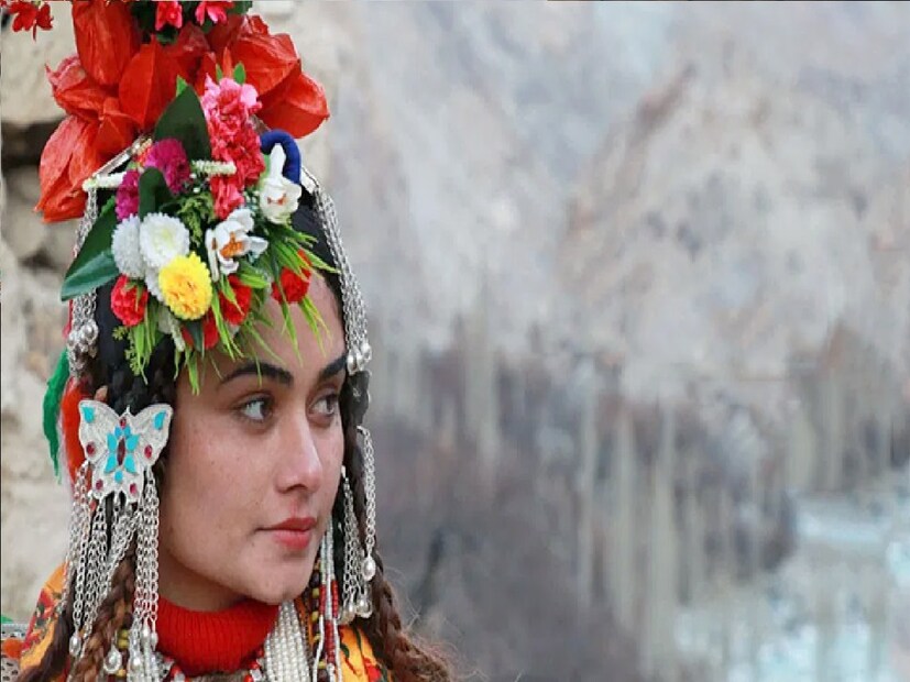 *পরিসংখ্যান অনুযায়ী, আরিয়ান ভ্যালিতে দু-হাজারেরও বেশি বিশুদ্ধ আর্য জীবিত রয়েছেন। তাঁদের চেহারা এবং দীর্ঘকায় ও ফর্সা হওয়ায় আলেকজান্ডারের সঙ্গে অনেকটাই মিল পান বিদেশি মহিলারা। সংগৃহীত ছবি। 