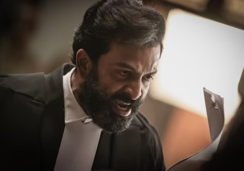 এক বিশ্ববিদ্যালয়ের অধ্যাপকের হত্যা দিয়ে ‘জন গণ মন’র গল্প শুরু হয়। খুনের ঘটনার তদন্তভার দেওয়া হয় এসিপি সজ্জন কুমারকে (সুরজ ভেঞ্জারমুডু)। এর কিছু পরে আইনজীবীর চরিত্রে পর্দায় আসেন অরবিন্দ স্বামীনাথন (পৃথ্বীরাজ সুকুমারন)। আর এখান থেকেই গল্প অন্য খাতে বইতে শুরু করে।
