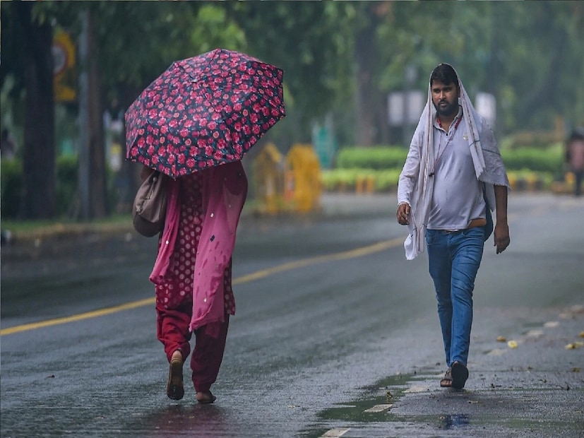 কিন্তু তাতেও পরিস্থিতির বিশেষ কোনও পরিবর্তন হয়নি। কারণ বৃষ্টির সম্ভাবনা বহাল থাকছে জেলা পুরুলিয়ায়, এমনটাই পূর্বাভাস মিলেছে। 