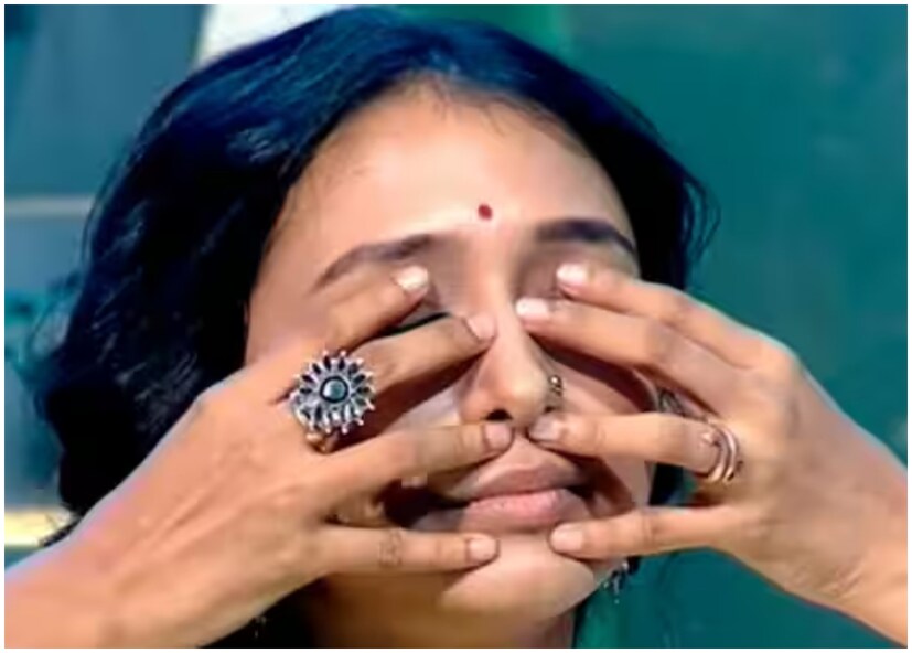 দাদাগিরির সেটে প্রতিযোগী রাই সৌরভকে শেখালেন ভ্রামরী প্রাণায়াম। এই প্রাণায়মে শ্বাস নেওয়া ও ছাড়ার পদ্ধতির মধ্যেই লুকিয়ে সুস্বাস্থ্যের রহস্য। যা সারা দিনে শত ব্যস্ততার মাঝে ১০-১৫ মিনিট করলেই যথেষ্ট। (ছবি সৌ: ফেসবুক)