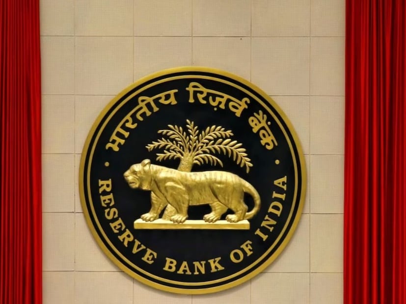 RBI নির্দেশ অনুসারে, HDFC ব্যাঙ্ককে নিশ্চিত করতে হবে যে ৬টি ব্যাঙ্কে মোট হোল্ডিং সমস্ত সময়ে সংশ্লিষ্ট ব্যাঙ্কের পরিশোধিত শেয়ার মূলধন বা ভোটাধিকারের ৯.৫০ শতাংশের বেশি না হয়।
