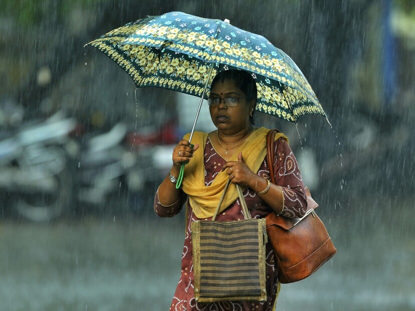 বৃষ্টির জন্য আলিপুর আবহাওয়া দফতরের তরফে হলুদ সতর্কতা জারি করা হয়েছে। দুই ২৪ পরগনার পাশাপাশি, নদিয়া জেলায় শুক্রবার হালকা থেকে মাঝারি বৃষ্টির সম্ভাবনা রয়েছে। কলকাতার পাশাপাশি হালকা বৃষ্টিতে হতে পারে হাওড়া, হুগলি, পূর্ব মেদিনীপুর, পূর্ব বর্ধমান এবং মুর্শিদাবাদ জেলা।