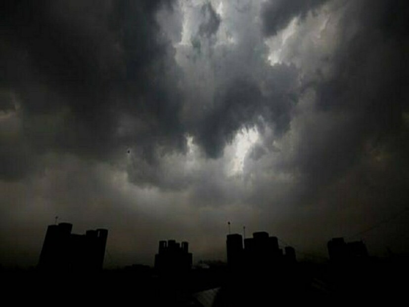 সকাল থেকেই রয়েছে ঝড়বৃষ্টির পূর্বাভাস। আলিপুর আবহাওয়া দফতরের পূর্বাভাস, কলকাতা জেলার কিছু অংশে আগামী ২ ঘণ্টায় বজ্রবিদ্যুৎ-সহ শিলাবৃষ্টি হবে। 