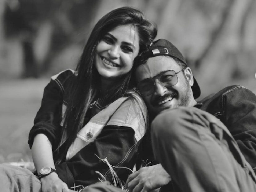 টলিপাড়ায় ‘নতুন প্রেমের গান’। গুঞ্জনের সুবাস আকাশে বাতাসে। ইনস্টাগ্রামে ইঙ্গিত মিলেছে নতুন জুটির। জ্যাসমিন রায় এবং রাজদীপ গুপ্ত। 
