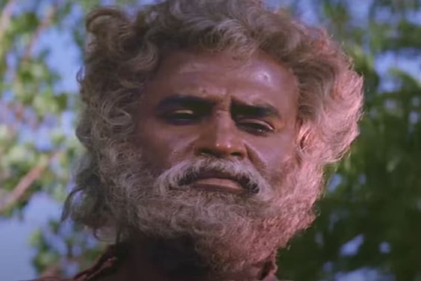 এভাবে সাধারণ এক বৃদ্ধের ভেক ধরে অভিনেতা ঢুকে পড়েছিলেন মন্দির চত্বরে। এমনকী, কেউ তাঁর দিকে ফিরেও তাকাননি। তবে বৃদ্ধরূপী অভিনেতাকে দেখে দয়া হয়েছিল এক গুজরাতি মহিলার। তাই তিনি রজনীকান্তের হাতে ১০ টাকার একটি নোট দিয়েছিলেন। অভিনেতার আত্মজীবনীতে বলা হয়েছে যে, লক্ষাধিক টাকা উপার্জন করেন রজনীকান্ত। অথচ ভিক্ষার ১০ টাকা পেয়ে প্রথমে হতভম্ব হলেও স্বাভাবিক ভাবেই মন্দিরে প্রবেশ করেছিলেন তিনি।