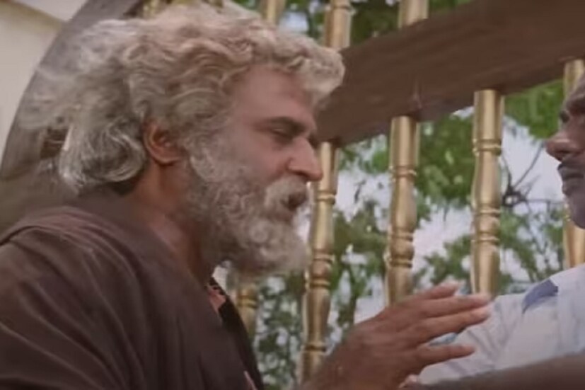 তবে পরে অবশ্য ওই গুজরাতি মহিলার ভুল ভাঙে। যাঁকে ভিক্ষুক ভেবে টাকা দিয়েছিলেন, সেই মানুষটাইকেই মন্দিরের দানবাক্সে ১০০ টাকা রাখতে দেখে ফেলেন তিনি। এমনকী, পুজো দেওয়ার পরে বিলাসবহুল গাড়িতে চাপতে দেখেন। তবে মন্দিরের একেবারে বাইরে চলে যাওয়ার আগেই অভিনেতাকে আটকে ক্ষমা চান ওই মহিলা। ওই ভিক্ষার ১০ টাকা ফিরিয়ে নিতেও উদ্যত হন। তখন হেসে সুপারস্টার বলেন, “উনি সব সময় মনে করিয়ে দেন যে, আমি তাঁর সামনে একজন তুচ্ছ ভিক্ষুক ছাড়া আর কিছুই নই।” এরপরে ওই ভিক্ষা-র ১০ টাকা পকেটে ঢুকিয়ে নিয়ে মন্দির থেকে বেরিয়ে যান রজনীকান্ত। এই ঘটনাই প্রমাণ করে যে, অভিনেতা আসলে সত্যিকারের সুপারস্টার! আর মানবিকতার কথা উঠলে তাঁর জুড়ি মেলা সত্যিই ভার!