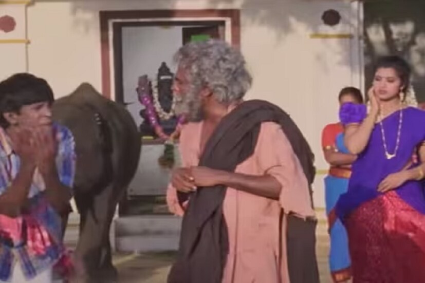 অভিনেতা জানান যে, তিনি ছদ্মবেশেই ওই মন্দিরে যাবেন। ফলে যেমন বলা, তেমনি কাজ। একেবারে সাধারণ বেশেই হাজির হন তিনি। ছদ্মবেশধারী অভিনেতার পরনে ছিল একটা ভাঁজ খাওয়া মলিন শার্ট আর সাধারণ একটা লুঙ্গি। আর বাদামী রঙা একটা মোটা শাল দিয়ে মাথা ঢেকে নিয়েছিলেন তিনি। এমনকী লাগিয়েছিলেন একটি নকল দাঁতও।
