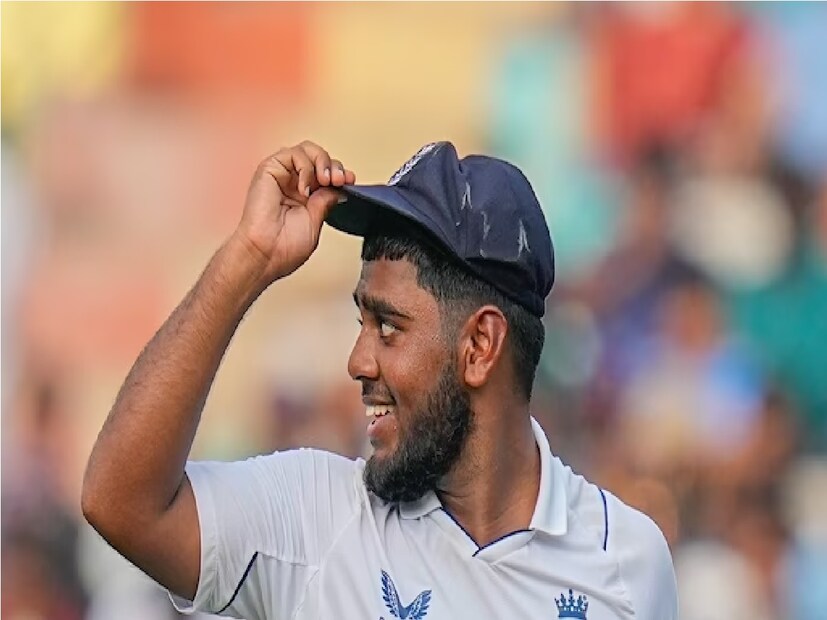 ইংল্যান্ড ক্রিকেট দল সোমবার বিকাল সাড়ে ৫টায় বিমানবন্দরে পৌঁছে রাত ৮টায় হোটেলে পৌঁছায়। এদিকে রাজকোট বিমানবন্দরে রেহান আহমেদকে আটকে দেওয়া হয়।