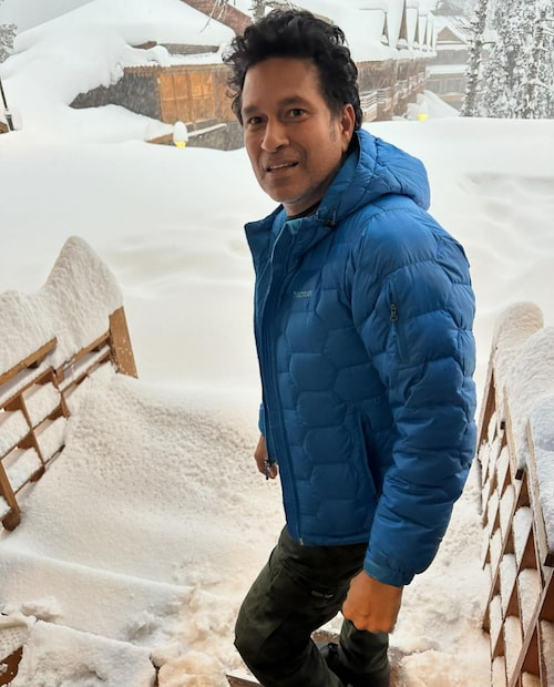 ইনস্টাগ্রামে স্ত্রী অঞ্জলি তেন্ডুলকরের সঙ্গে  ছবির সঙ্গে একটি ভিডিও শেয়ার করেছেন সচিন তেন্ডুলকর। ক্যাপশনে লিখেছেন, 'Love at frost sight'।   (ছবি সৌ: সচিন তেন্ডুলকর ইনস্টাগ্রাম)