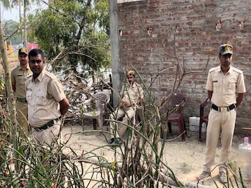 সন্দেশখালির নির্যাতিতার নিরাপত্তায় তার বাড়ির সামনে পুলিশ মোতায়েন, তাতেও কি নিরাপদ মনে করছেন?