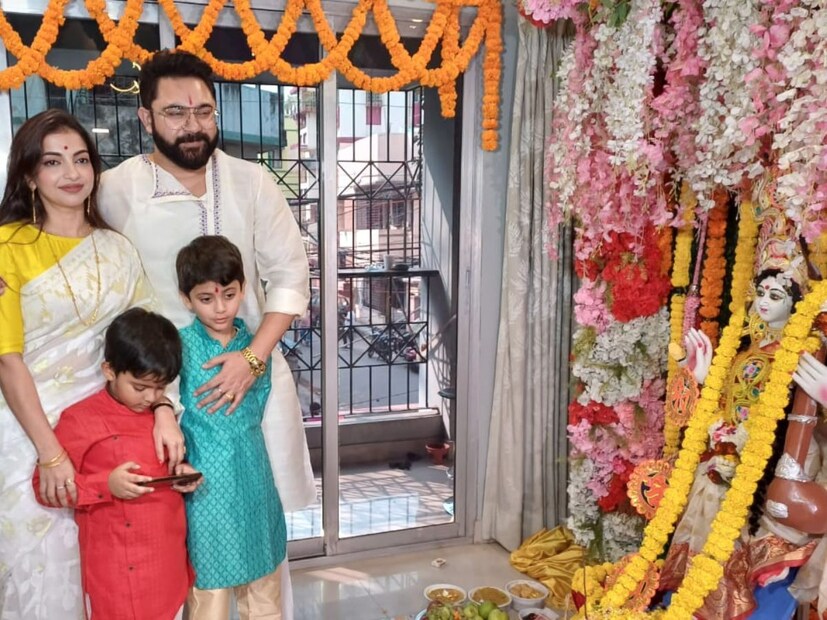 নিজের প্রোডাকশন হাউজের অফিসে স্ত্রী ও দুই ছেলেকে নিয়ে জমজমাট অভিনেতা বিধায়ক সোহম চক্রবর্তীর সরস্বতী পুজো। সোহমের বক্তব্য এখন তিনি শুধু নিজের জন্য নন দুই ছেলের জন্য মা সরস্বতীর কাছে প্রার্থনা করেন। তিনি যেহেতু রাজনীতিবিদ তাই চান সকল মানুষ যেন ভাল থাকেন।