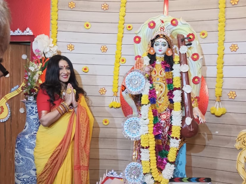 শ্যুটিং-এর ব্যস্ততা থেকে বিরতি নিয়ে লেক গার্ডেনসে নিজের বাড়িতে সরস্বতী পুজো করলেন অভিনেতা ঋতুপর্ণা সেনগুপ্ত। হাজির ছিলেন তাঁর পরিবারের সদস্যরাও। প্রতিবারের তুলনায় এবারের পুজোর আড়ম্বর একটু কম ছিল। শাশুড়ি অসুস্থ থাকায় ঋতুপর্ণা বড় করে সরস্বতী পুজো উদযাপন করতে পারেননি।